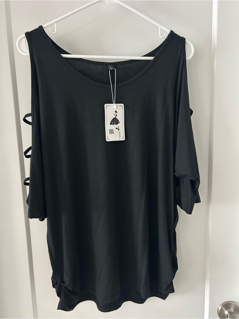 Women’s black hollowed out shoulder Top